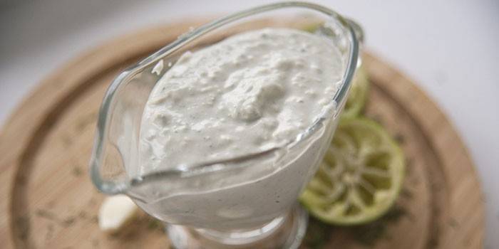 Salsa de queso en una salsera
