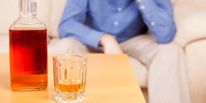 Whisky într-o sticlă și pahar