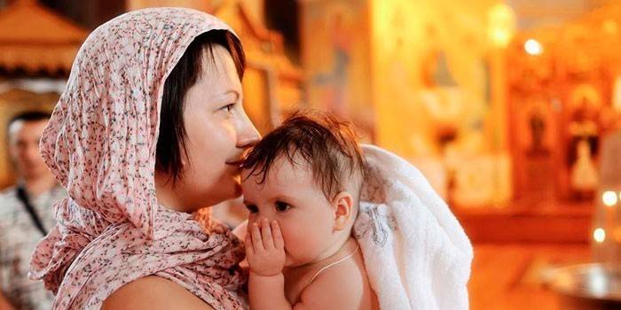 Người phụ nữ có con trong chùa.