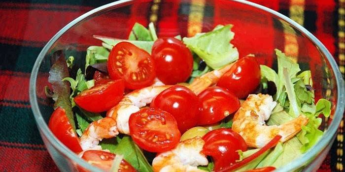 Ensalada de camarones con verduras frescas