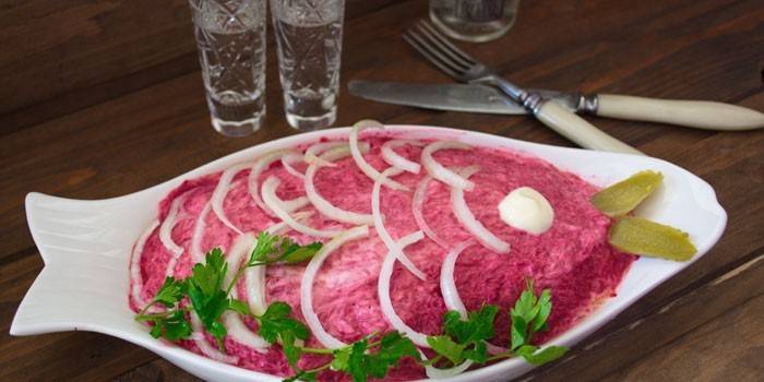 Hering unter einem Pelzmantel