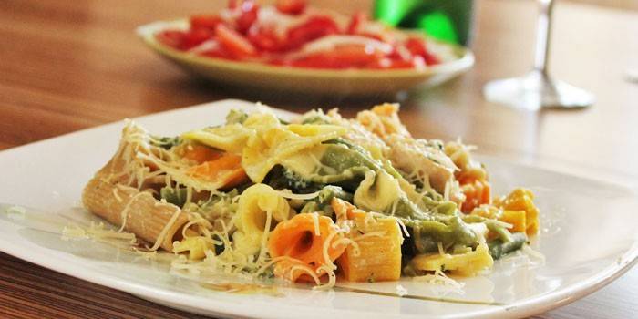Pâtes à la viande de poulet, légumes à la crème