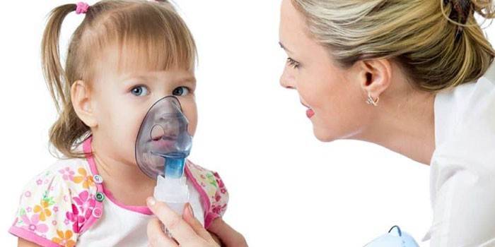 Djevojka se udiše kroz nebulizator