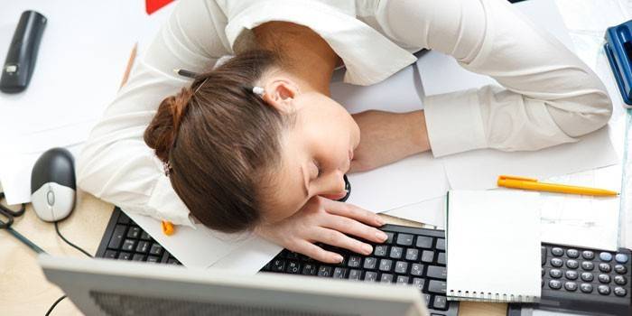 La ragazza dorme sul desktop
