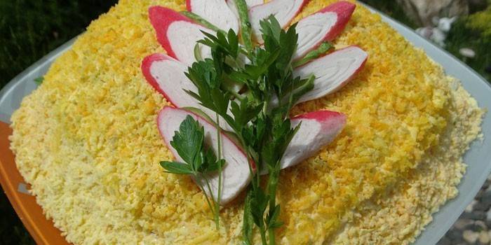 Salad hoàng gia với thịt gà và cua