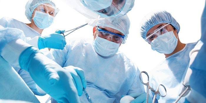 Médecins à l'opération