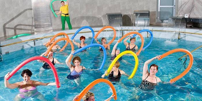 Esercizio di gruppo in ginnastica acquatica in piscina
