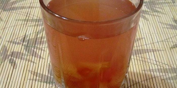 Verre avec compote de prunes jaunes