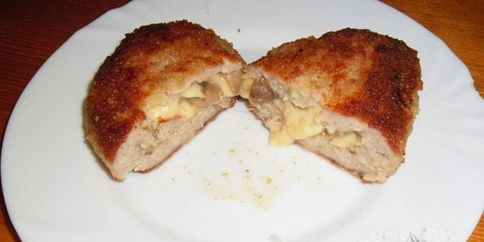 Zraza de carne picada com recheio de queijo cortado