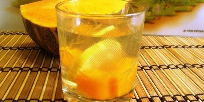 Gedämpfte Frucht mit Zitrone in einem Glas