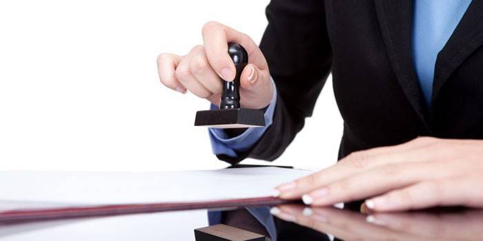 Cô gái đặt dấu lên một tài liệu
