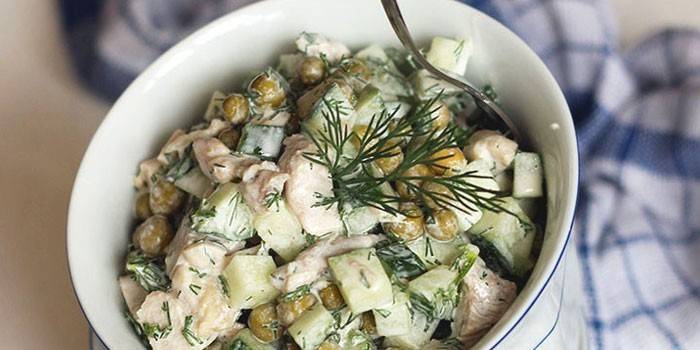 Bezelye ve Salatalık ile Haşlanmış Tavuk Salatası
