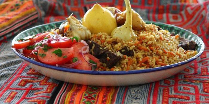 Üzbég pilaf növényi salátával