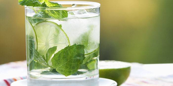 Mojito-Cocktail in einem Glas mit Kalk und Minze