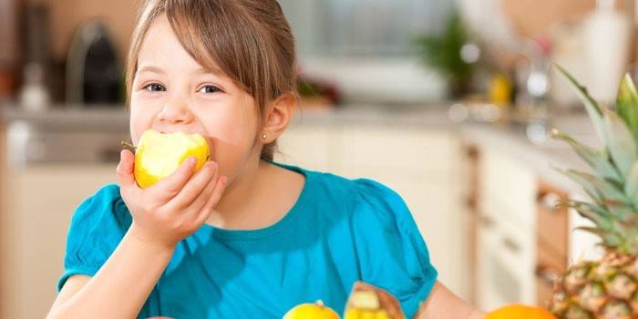 Niña come una manzana