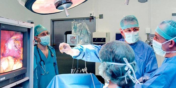 Ärzte bei der Operation