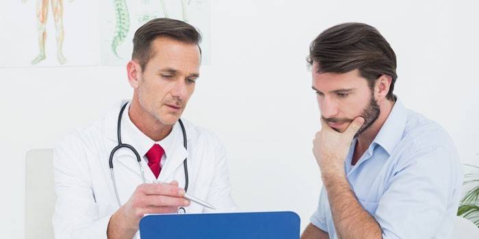 Bác sĩ đưa ra khuyến nghị cho anh chàng