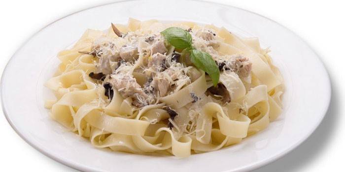 Pâtes aux champignons et viande de poulet