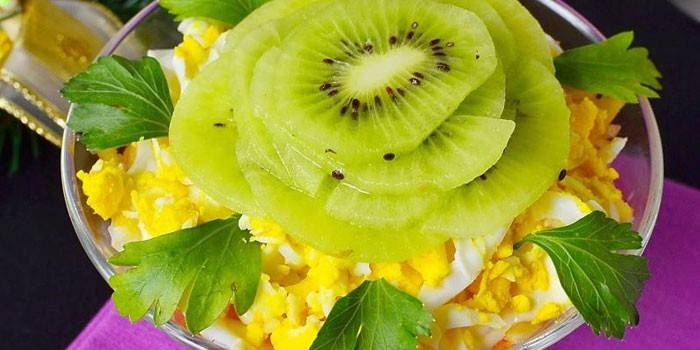 Insalata da donna con uova sode e kiwi