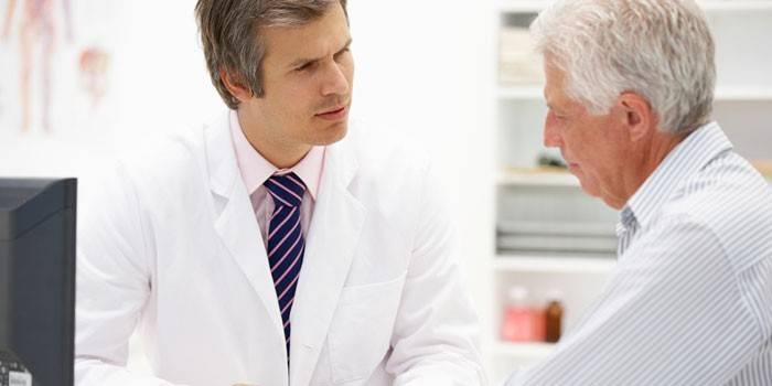 Doktor randevusunda yaşlı adam