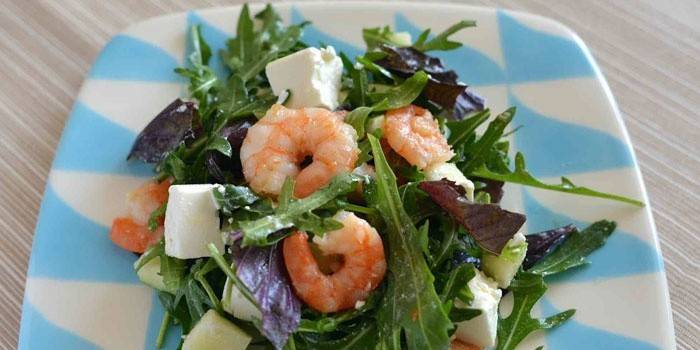 Ensalada italiana con rúcula y camarones