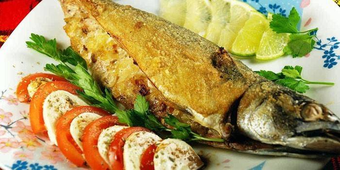 Caballet arrebossat amb amanida de caprese en un plat