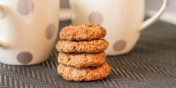 Dos tazas y galletas de avena