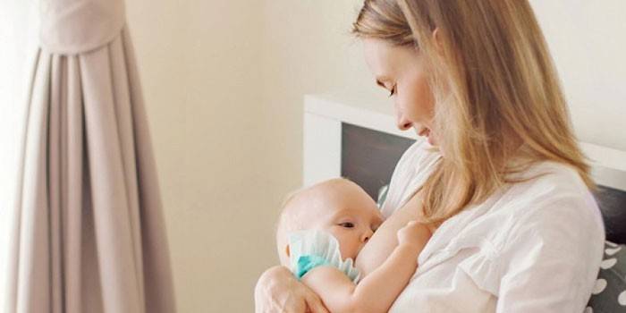 Frau, die ein Baby stillt