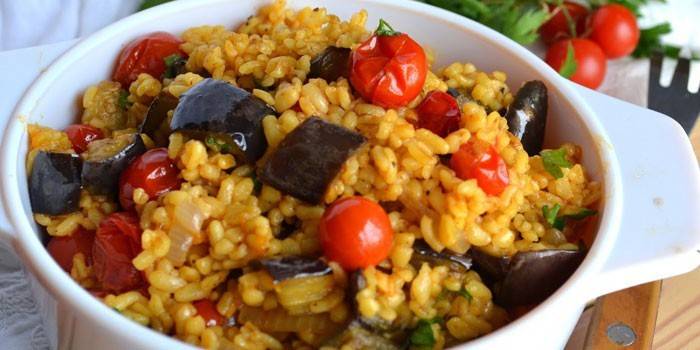 Bulgur với cà tím và cà chua