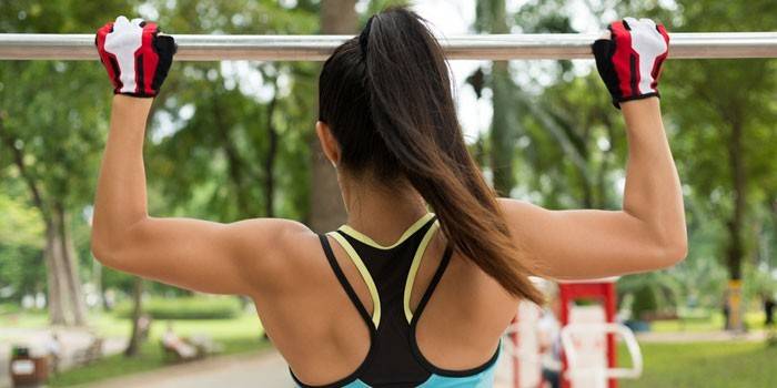 Fille tire sur la barre horizontale