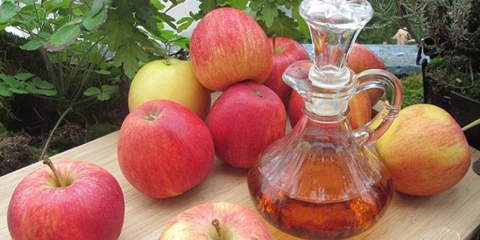 Äpfel und Apfelessig in einer Karaffe