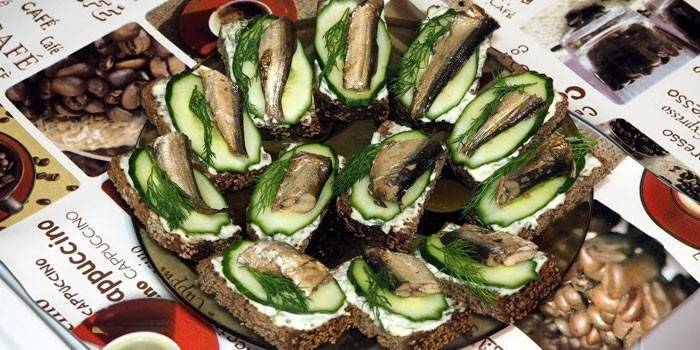 Sandwiches con espadines y pepino fresco
