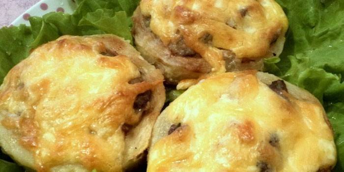 Con funghi sotto una mano di formaggio