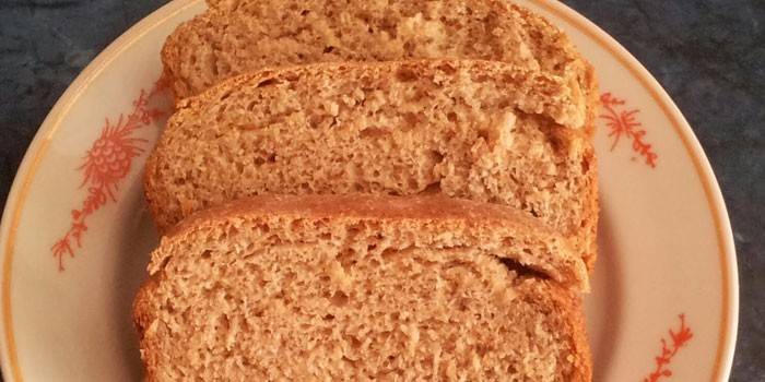 Ba lát bánh mì trên một cái đĩa
