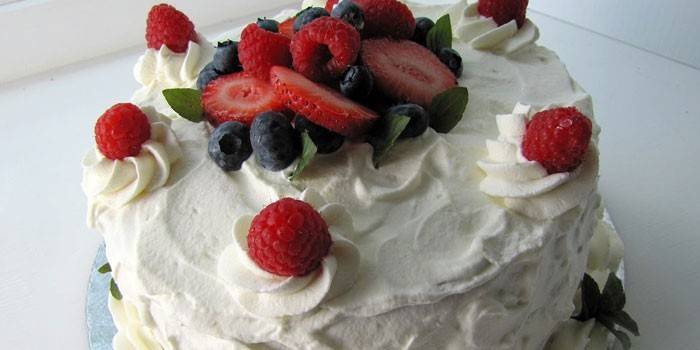 Gâteau décoré avec de la crème protéinée et des baies.