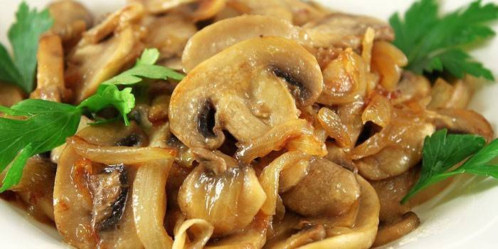 Mit Zwiebeln gebratene Champignons