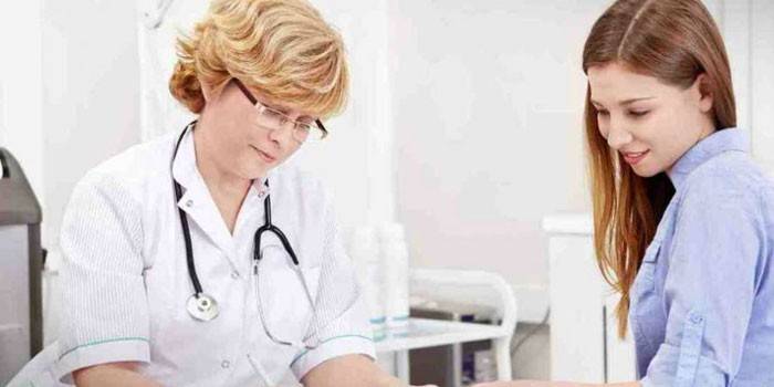Fată la întâlnirea medicului