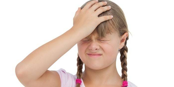 Niña, tenencia, mano a cabeza