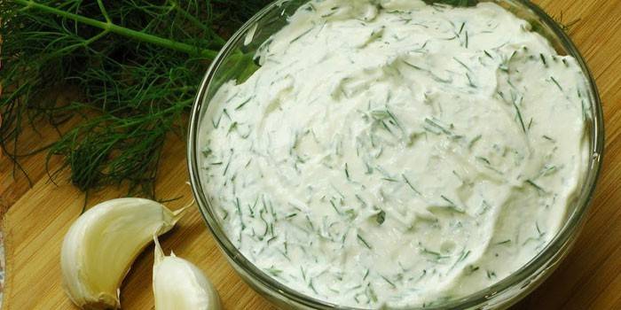 Alho, endro e molho de creme azedo