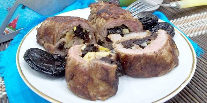 Rolo de carne de porco com ameixas
