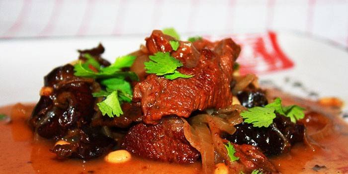 Assado de carne com ameixas