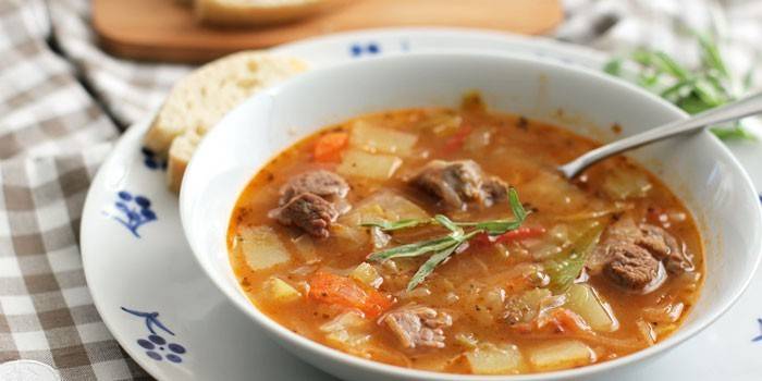 Mit Kartoffeln und Fleischstücken