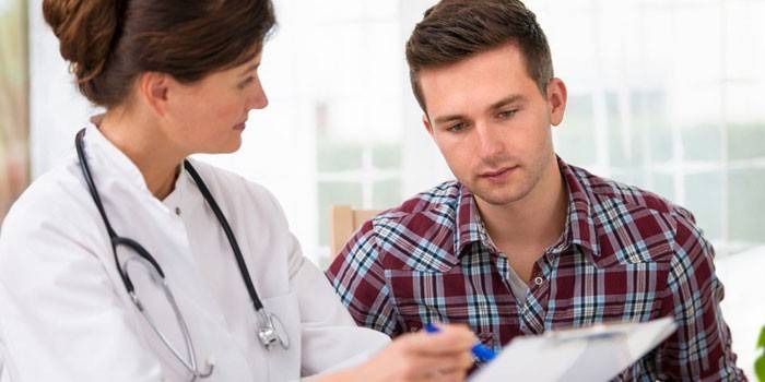 L'uomo all'appuntamento dal dottore
