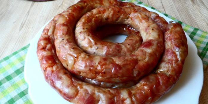 Selbst gemachte gehackte Schweinefleischwurst mit Speck