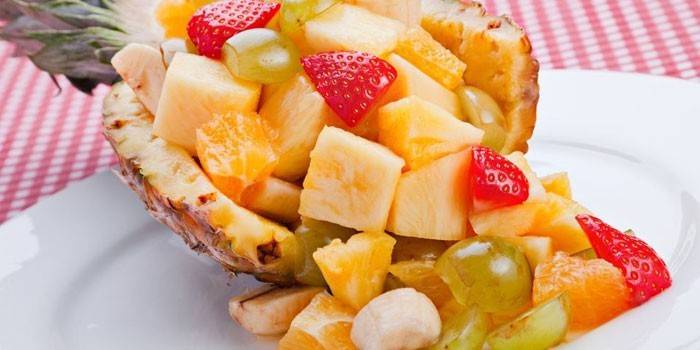 Insalata di frutta a metà ananas