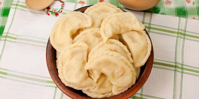 Bolinhos prontos em um prato fundo