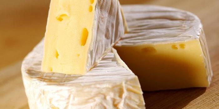Gatavs Camembert siers sagriezts