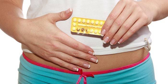 Tabletten in der Hand eines Mädchens