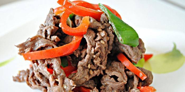 Salat mit Paprika und gekochter Zunge