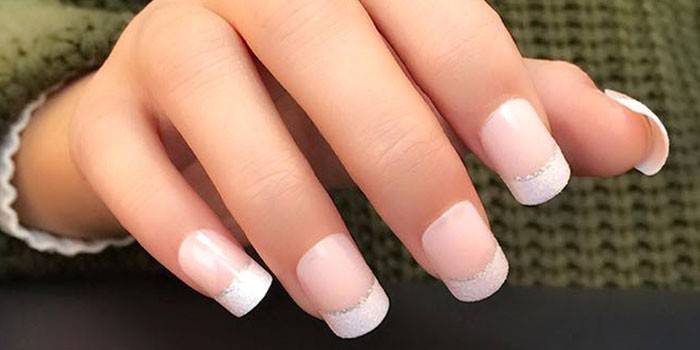 Main avec faux ongles